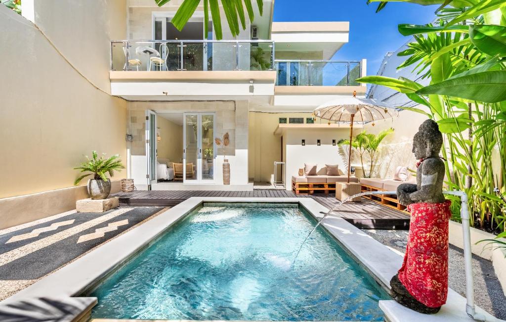 Piscina de la sau aproape de Family friendly 3BR Poolvilla Central Seminyak Mayyah