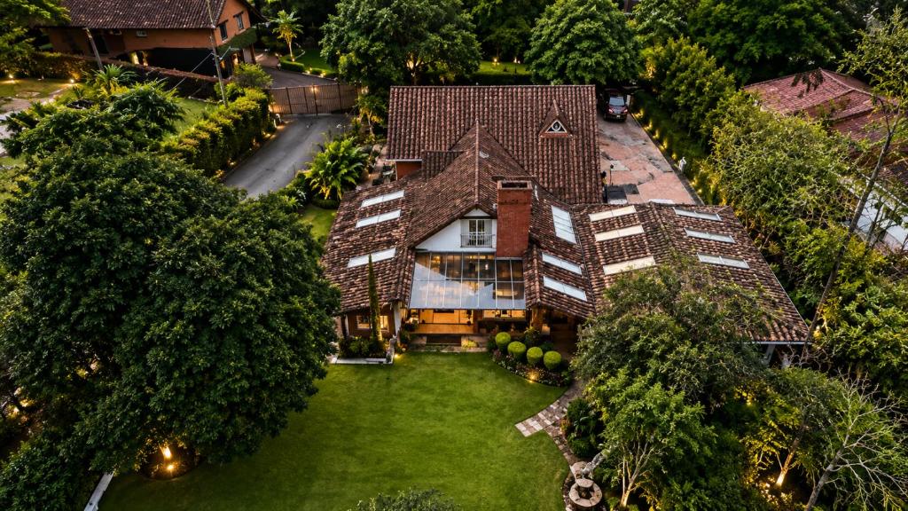 an aerial view of a house with a yard at Hotel Casa Madero in Envigado