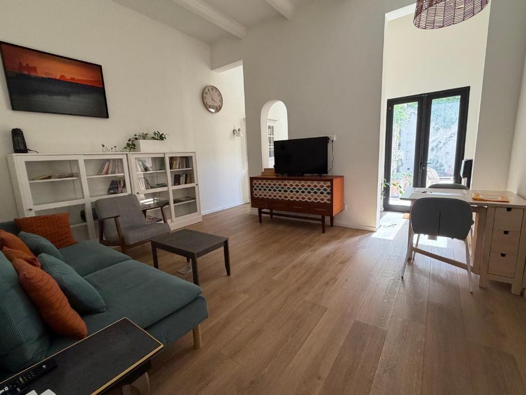 a living room with a couch and a table at Cosy home in Three Cities in Taʼ Penza