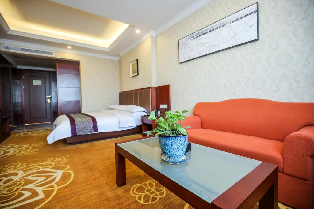 Postel nebo postele na pokoji v ubytování New Knight Royal Hotel Airport and International Resort