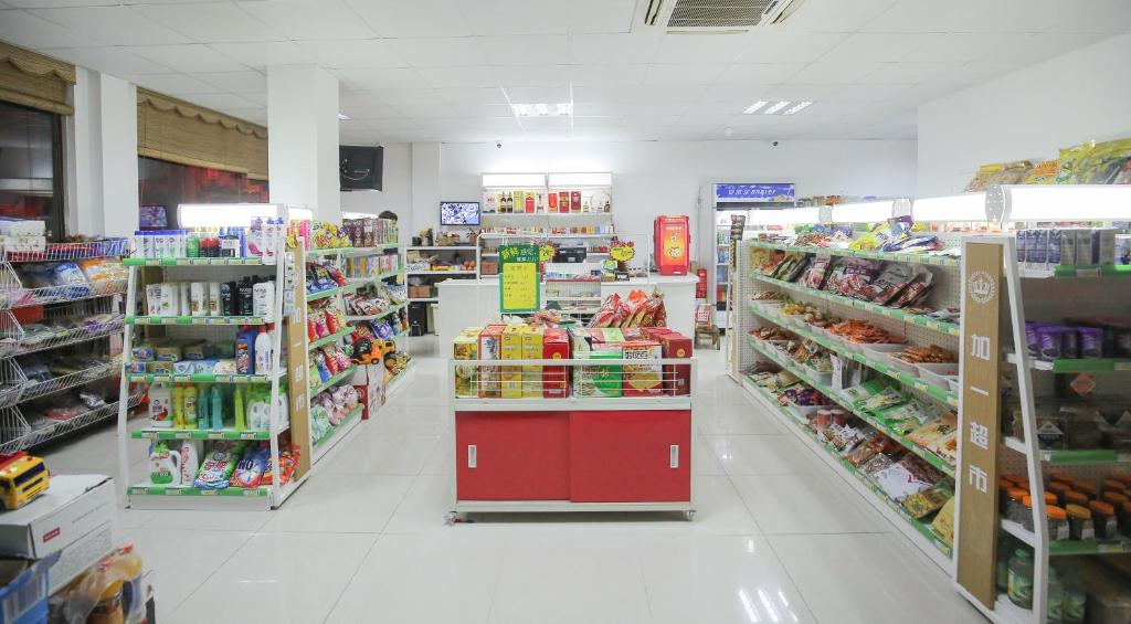 Supermarket nebo jiné obchody v  hotelu nebo okolí