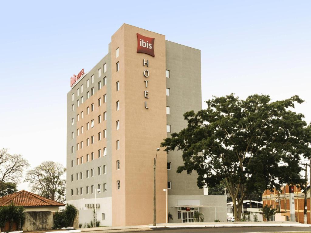 a hotel building with a hbos sign on it at Ibis Sertaozinho in Sertãozinho