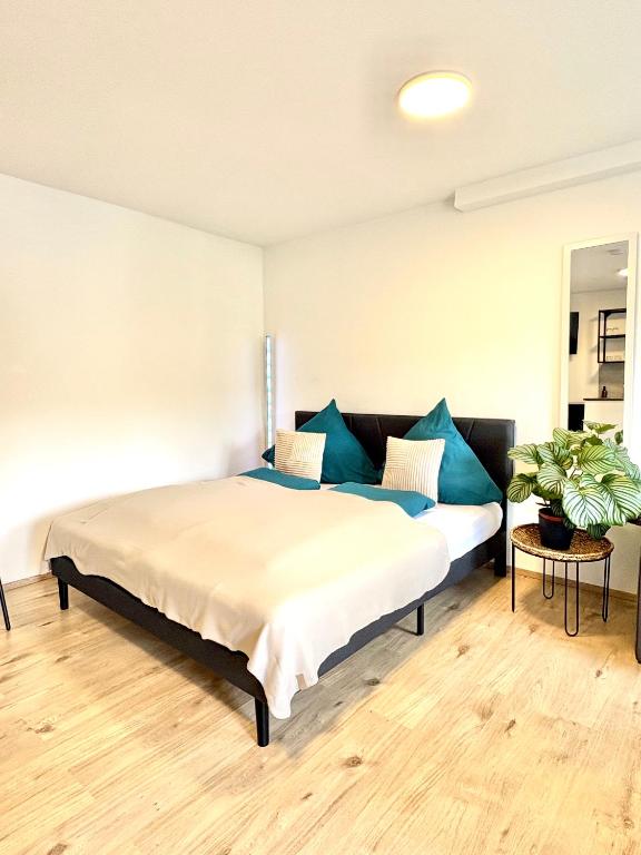 ein Schlafzimmer mit einem großen Bett und blauen Kissen in der Unterkunft Hill-Suite in Cochem