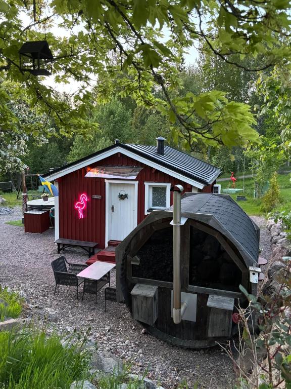 a small red shed with a flower painted on it at Flamingon' in Undenäs