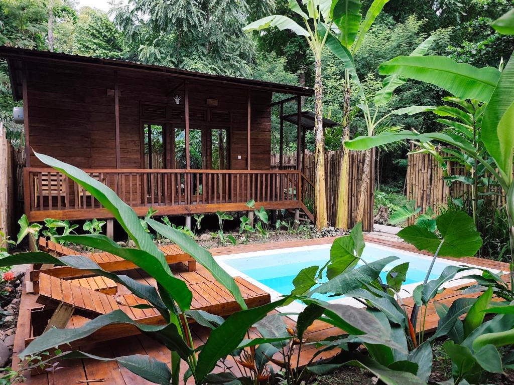 ein Haus in einem Wald mit einem Swimmingpool in der Unterkunft Vila Anambo in Monteforte