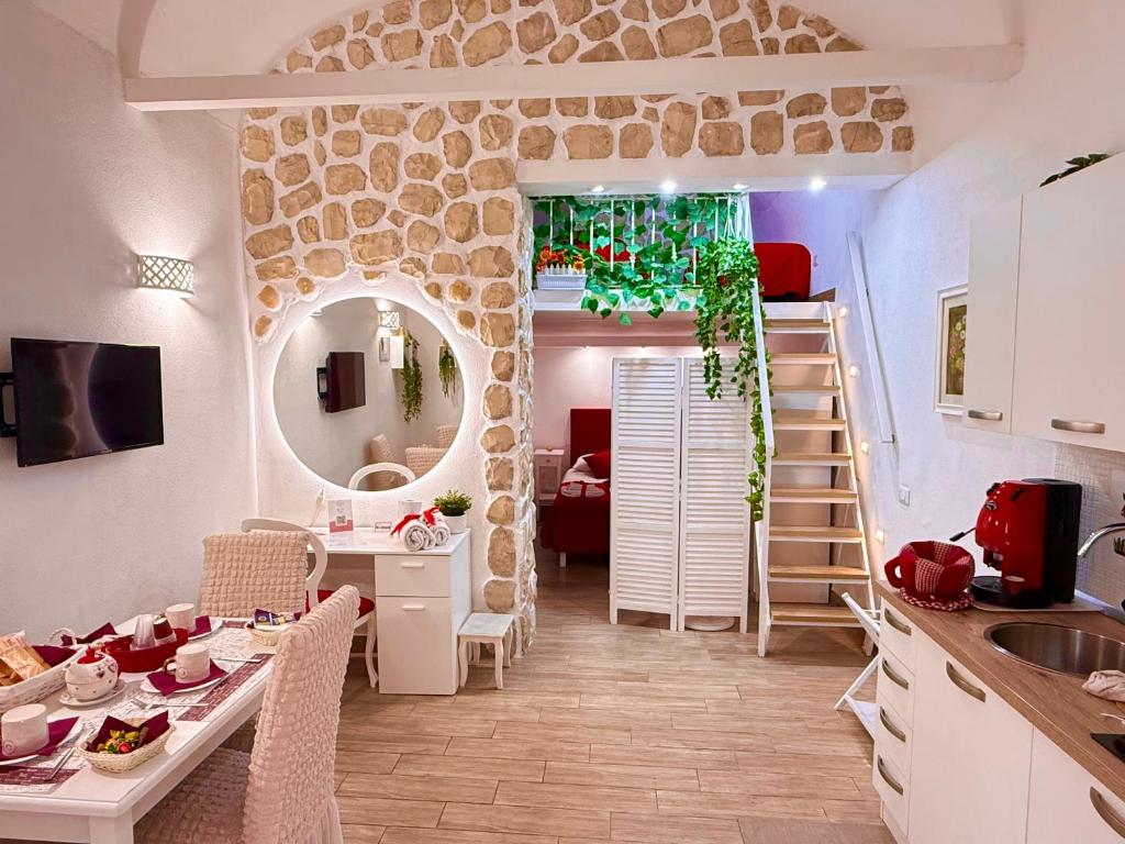a room with a kitchen and a living room at Le Chalet Palermo Centro in Palermo