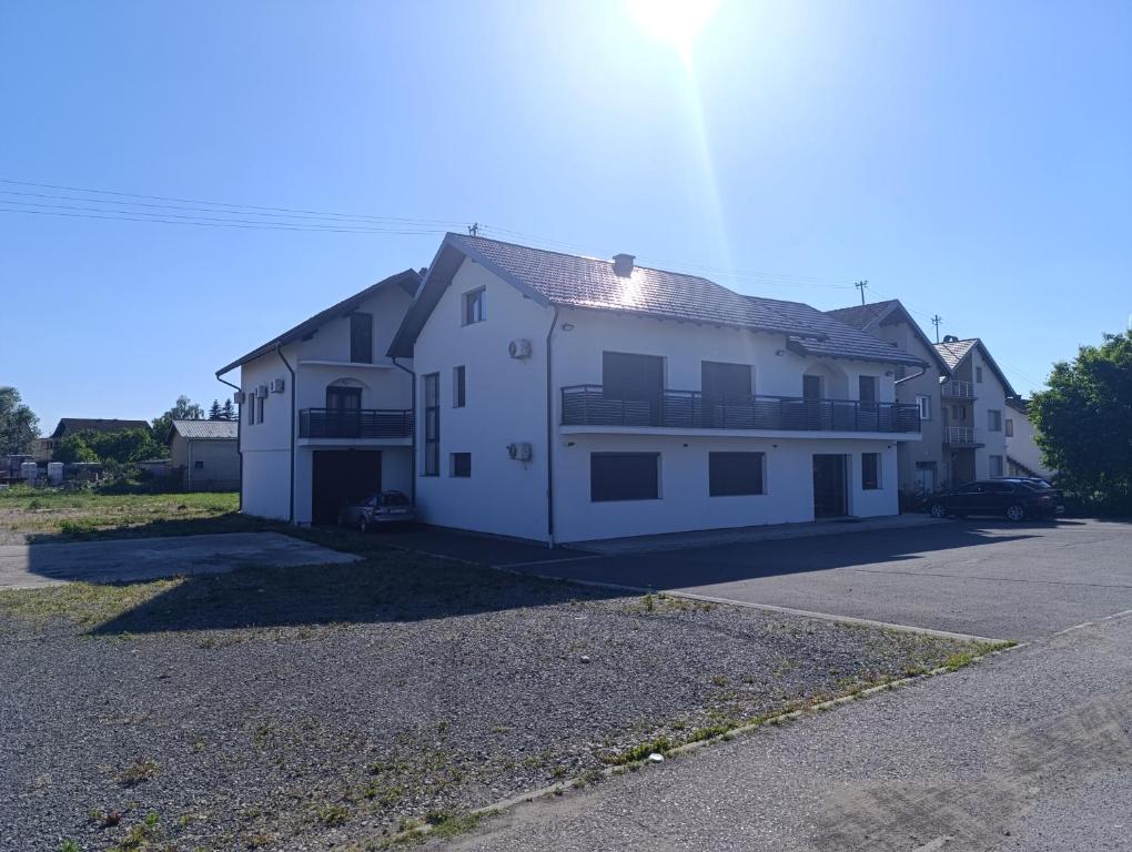 a white house sitting on the side of a street at Prenociste Gradiska in Bosanska Gradiška