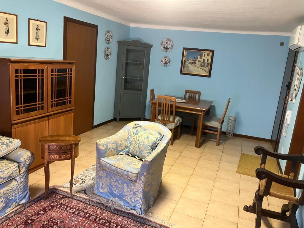 a living room with a chair and a table at Fondobanchetto in Ferrara