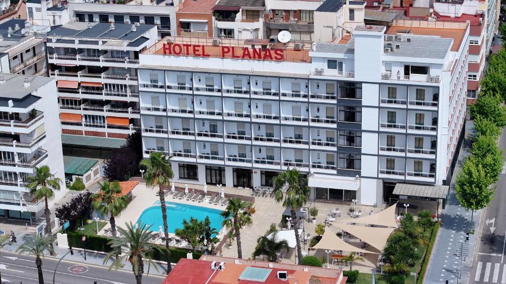 eine Luftaufnahme der Hotelpläne Gebäude in der Unterkunft Hotel Planas in Salou
