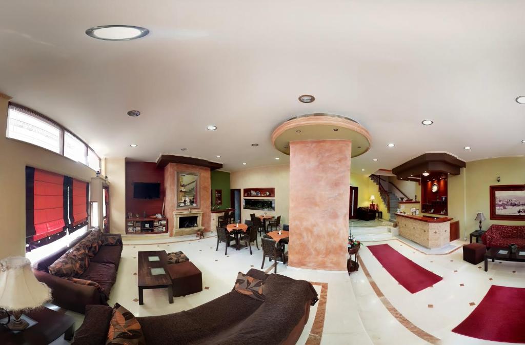 ein großes Wohnzimmer mit Sofas und einem Tisch in der Unterkunft Hotel Nevada Kalamata in Kalamata