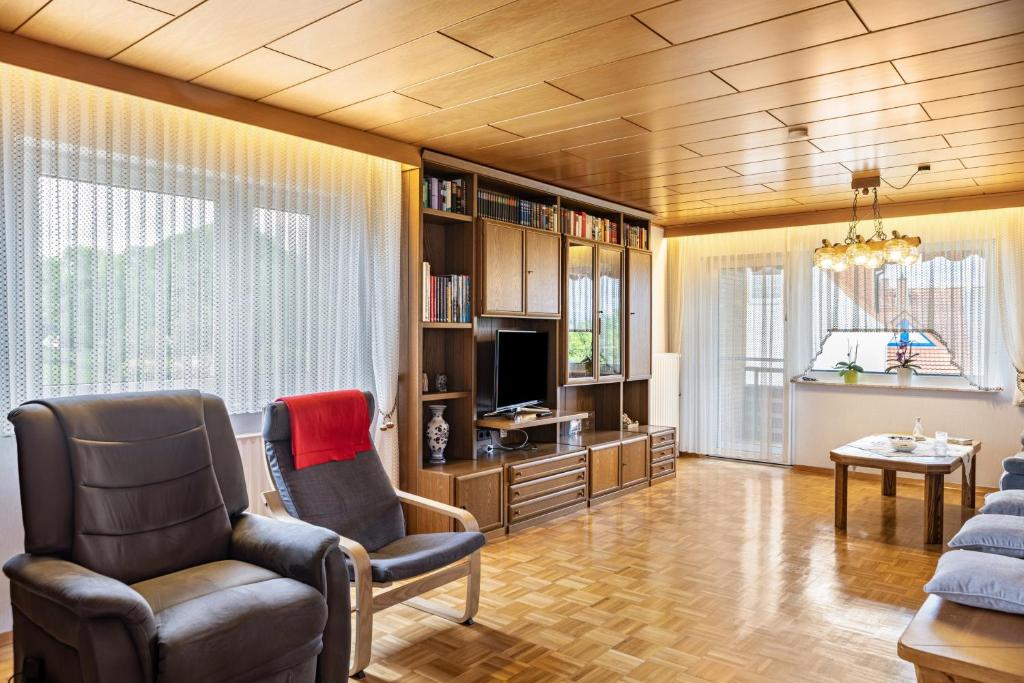 a living room with two chairs and a television at Ferienwohnung Franni in Wabern