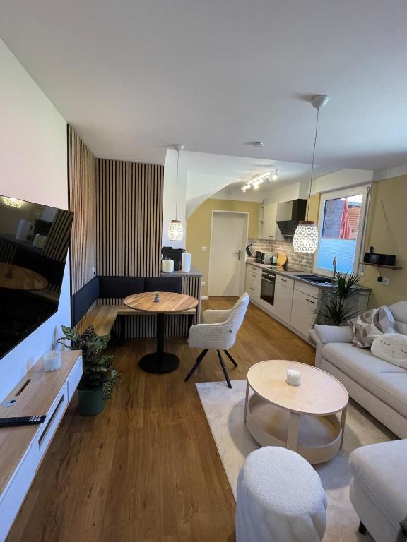 a living room with a couch and a table at Charmantes Apartment mit gemütlichem Flair außerhalb gelegen in Bad Essen