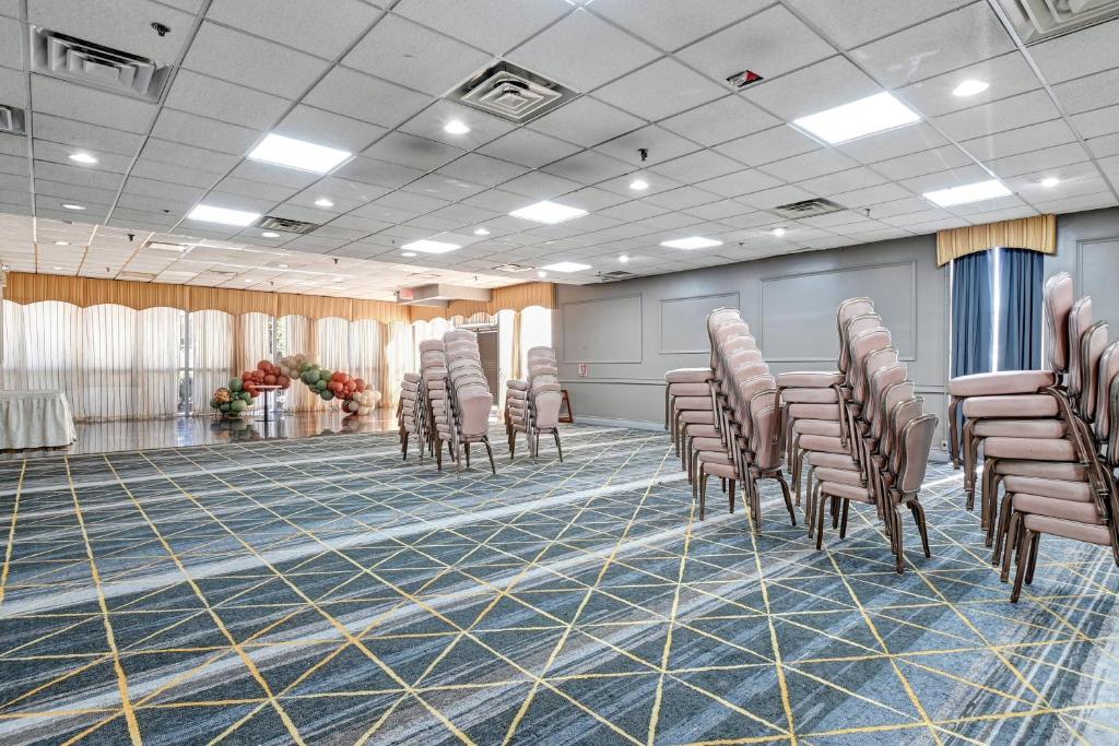 an empty room with chairs on the floor at Holiday Inn - Piscataway - Somerset by IHG in Piscataway