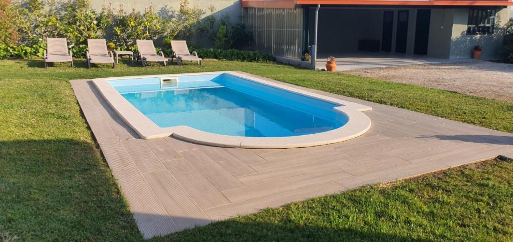 a swimming pool in the middle of a yard at Casa de Salgueiros in Canidelo