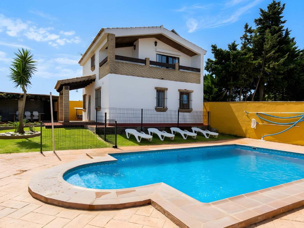 Chalet con piscina y jardin privado No aceptamos grupos de jovenes