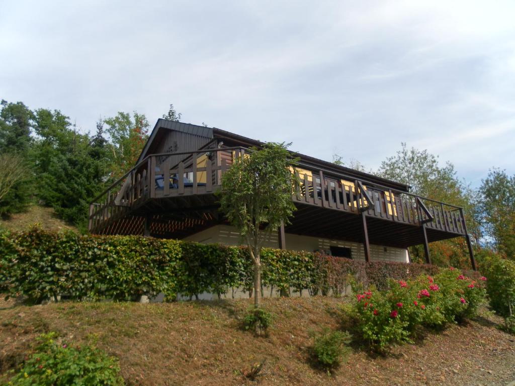 een huis bovenop een heuvel met bloemen bij Les Rochettes - Cailloux 4 in Thier de la Pisserotte