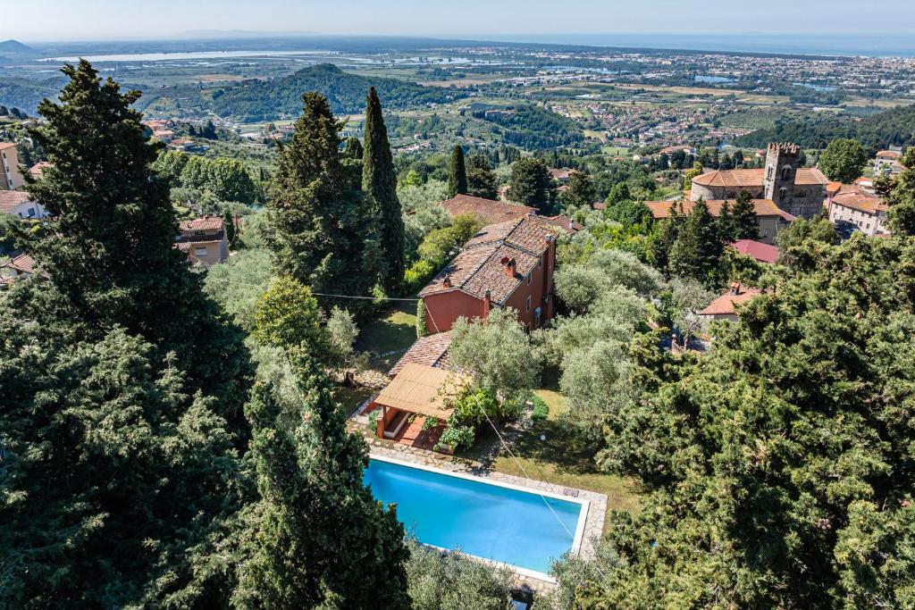 an aerial view of a house with a swimming pool at La Migliana by Nicola Real Estate in Corsanico-Bargecchia
