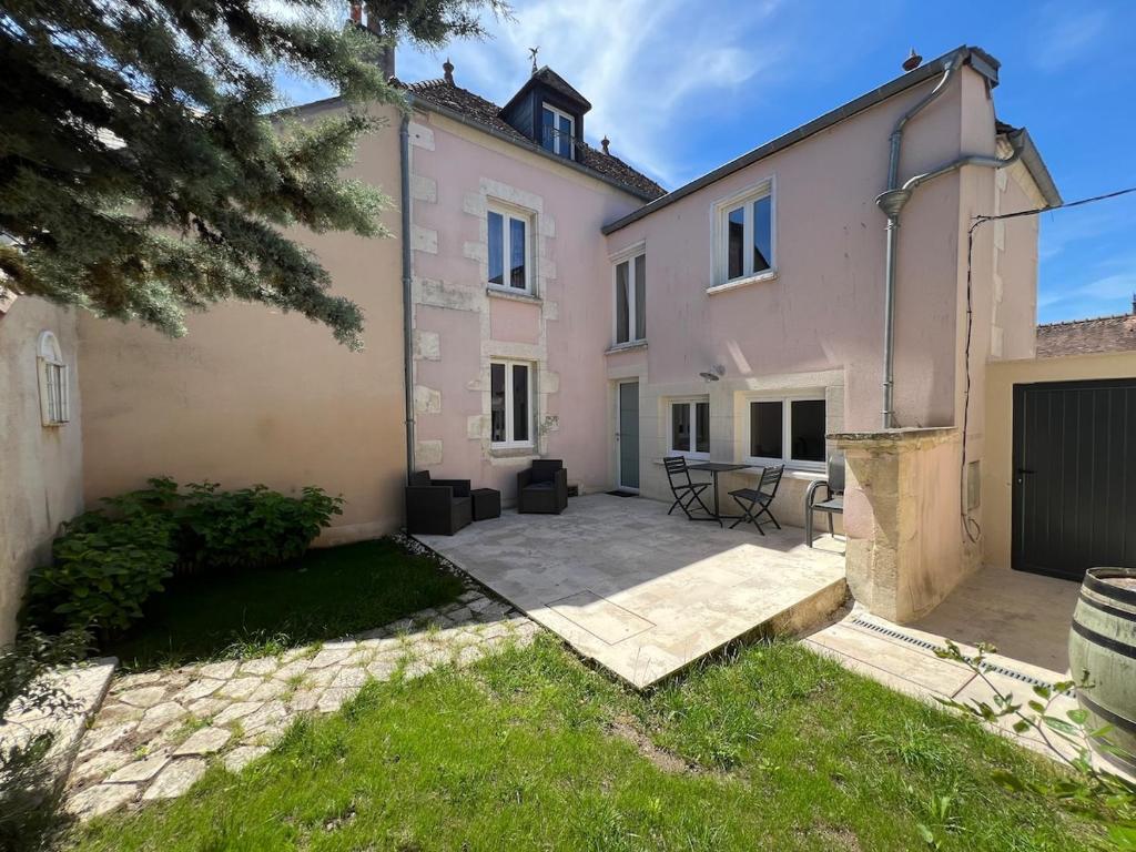 a courtyard in a house with a patio at L'Annexe du Piton in Sancerre