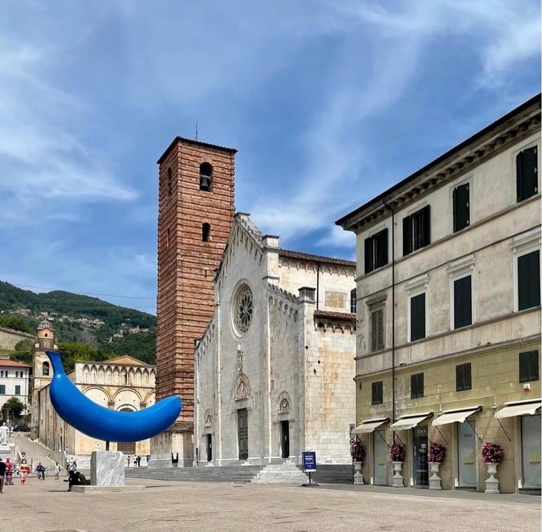 a large bluepipe sculpture in front of a building at Michelangelo Escape Suite in Pietrasanta