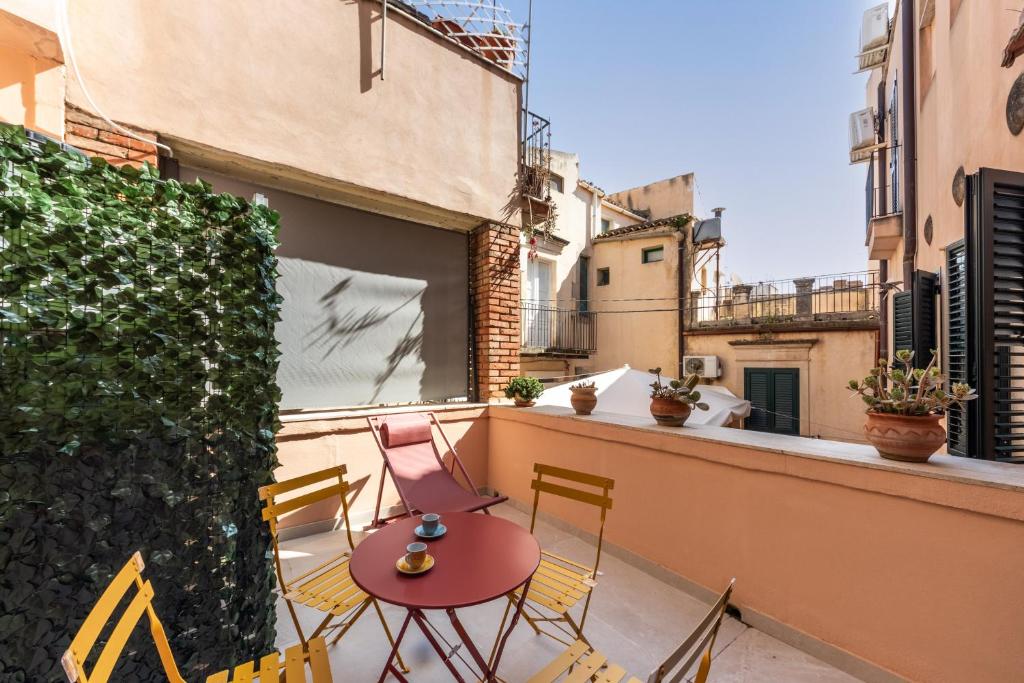 a patio with chairs and a table on a balcony at Casa Amarantia-Appartamento 2 in Noto