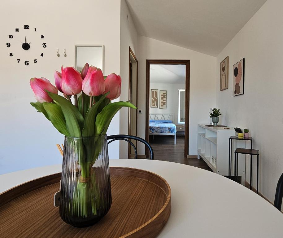 a vase of pink tulips sitting on a table at Residenza Tulipano in Eraclea Mare