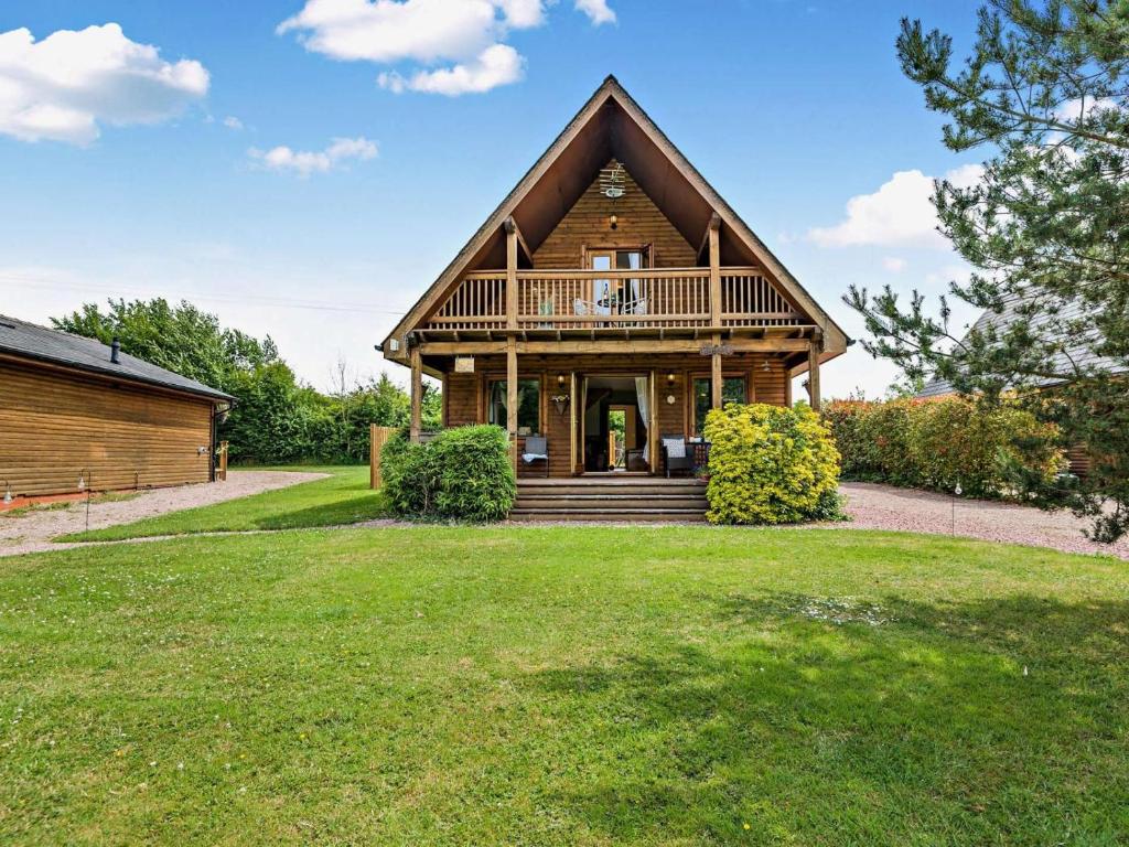 a large house with a gambrel roof at 3 Bed in Ledbury oc-77378 in Wilton