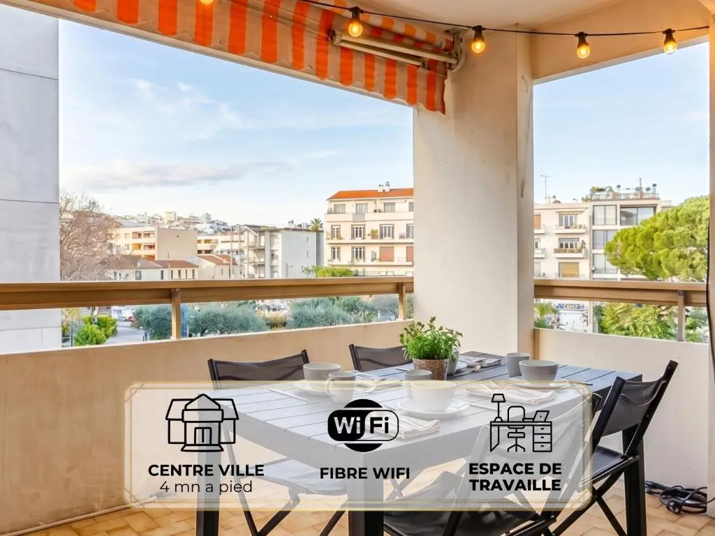 Grand Studio Azur - Idéal Couple en Escapade Vieil Antibes - Terrasse - Climatisation - WIFI HD - Plage Gravette & Gare SNCF 5min à pied - Port Vauban à pied - VIEILLE VILLE