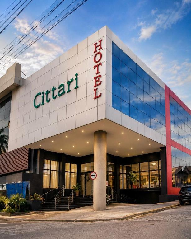 a building with a sign on the side of it at Hotel Cittari Tatuí in Tatuí