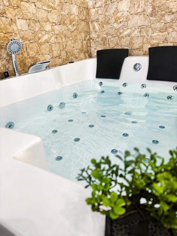 Valaoritou Luxury Jacuzzi by Dimcol 3