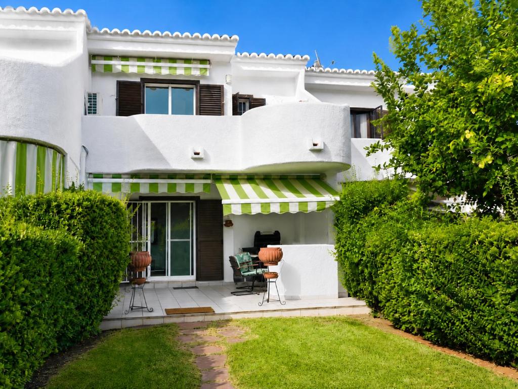 Laguna Beach Townhouse by NRAS