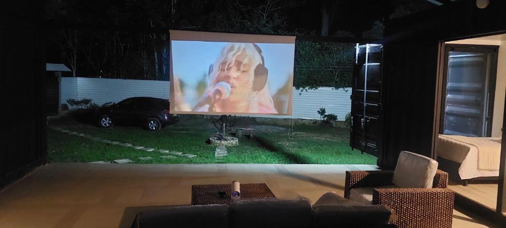 a large screen in a living room with a car on it at Cabaña el Pilar in Fusagasuga