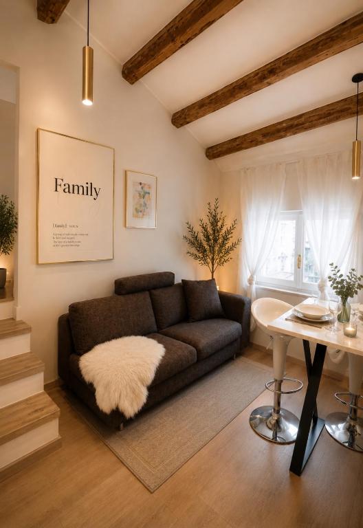 a living room with a couch and a table at Una Baita nel Centro di Pescara con Parcheggio Privato - Palazzo Carolina in Pescara