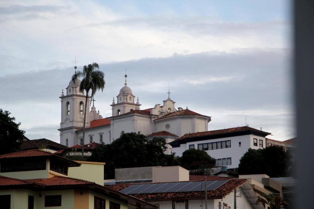a white building with two towers on top of a city at Casa Alceste - Casa inteira, com garagem privativa, a 10 minutos a pé do Centro Histórico de Diamantina - 05 hóspedes in Diamantina