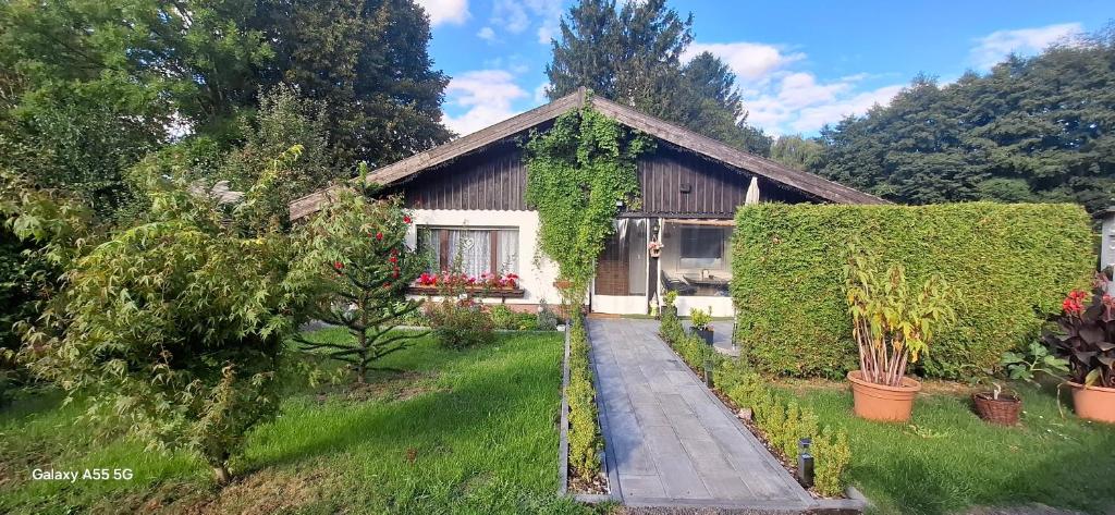 a small house with a garden in front of it at Ferienhaus Roseneck Bad Tabarz in Tabarz