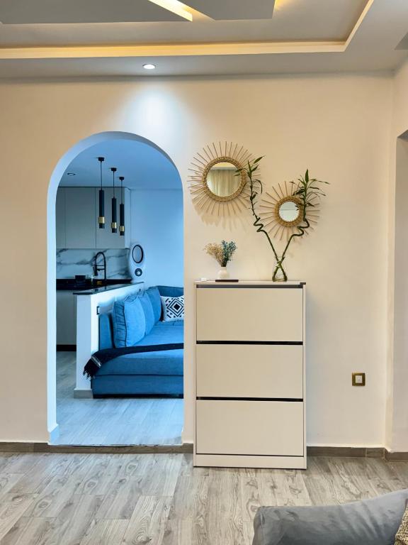 a living room with a bed and a mirror at KAZA Aouchtame 2 in Laʼzîb