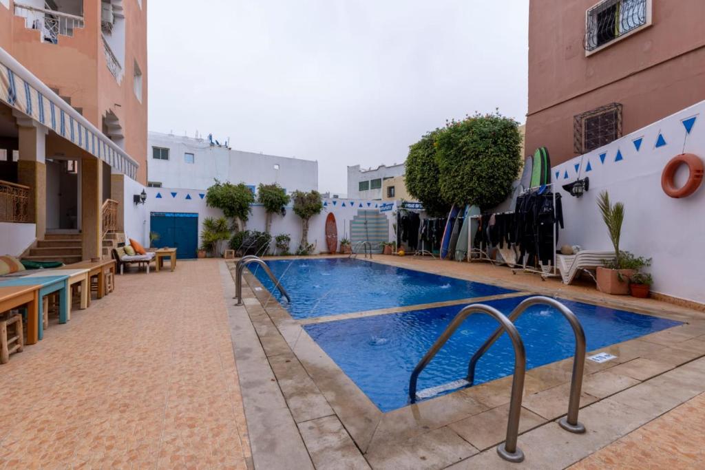 Piscina a cozy room with swimming pool o a prop