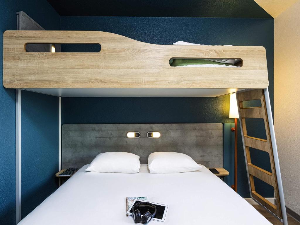 ibis budget Rueil Malmaison - Room With One Queen Bed And One Bunk Bed