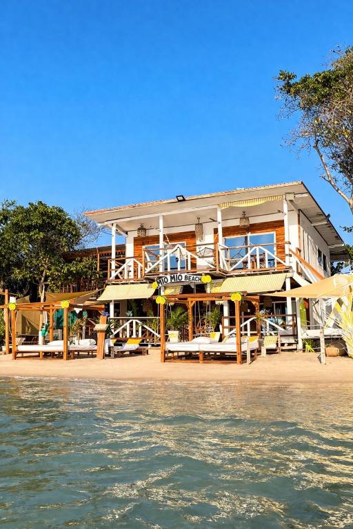 a building on the beach with the water in front at Mio Mio Beach in Barú