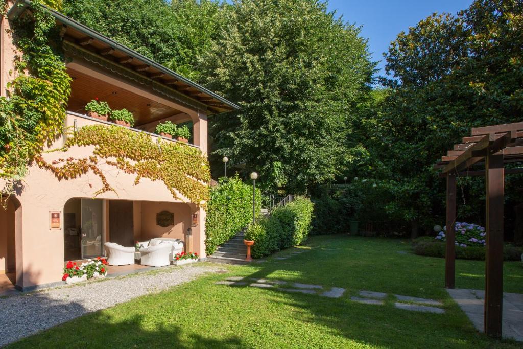 einen Garten mit einem WC außerhalb eines Hauses in der Unterkunft Hotel Terzo Crotto in Cernobbio