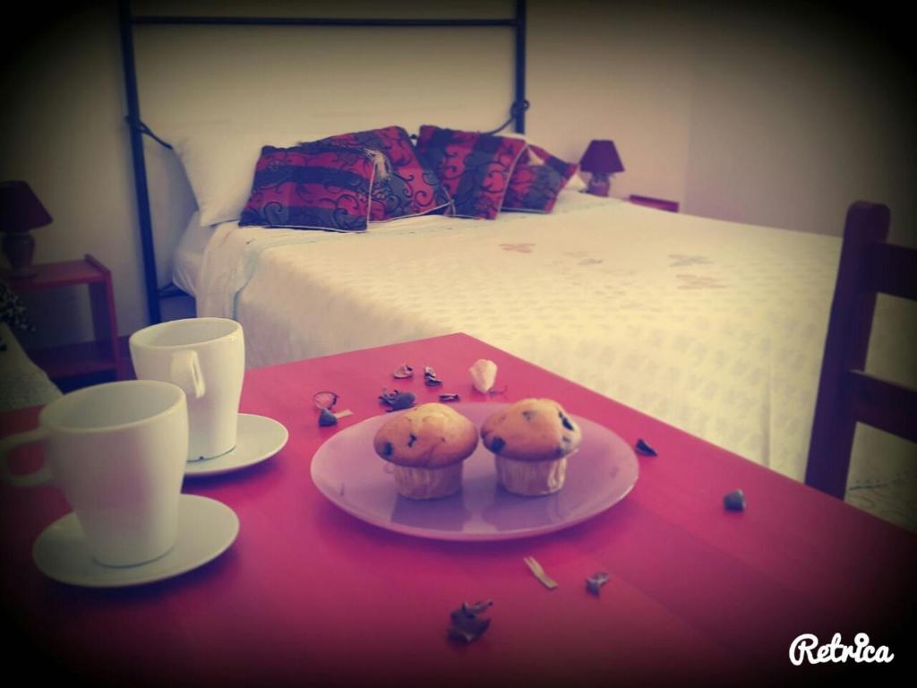 una mesa con dos platos de comida encima de una cama en Il Nido Salentino, en Martano