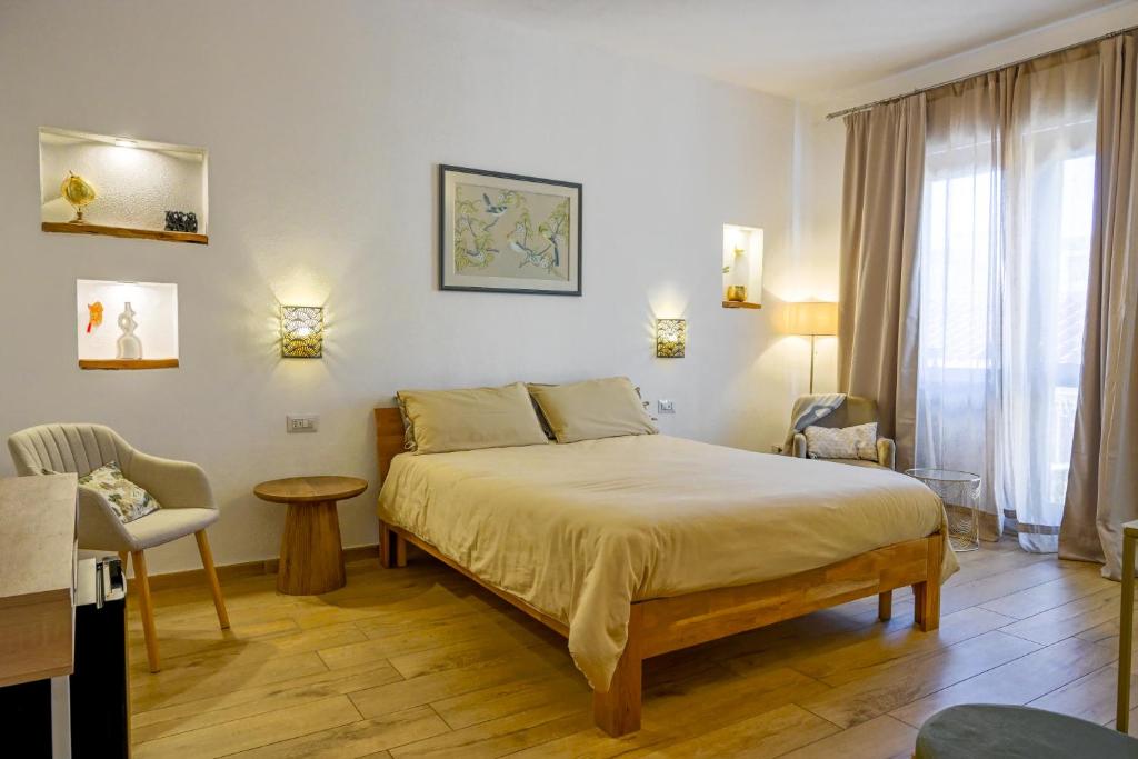 a bedroom with a large bed in a room at Cozy guest house Downtown in Olbia