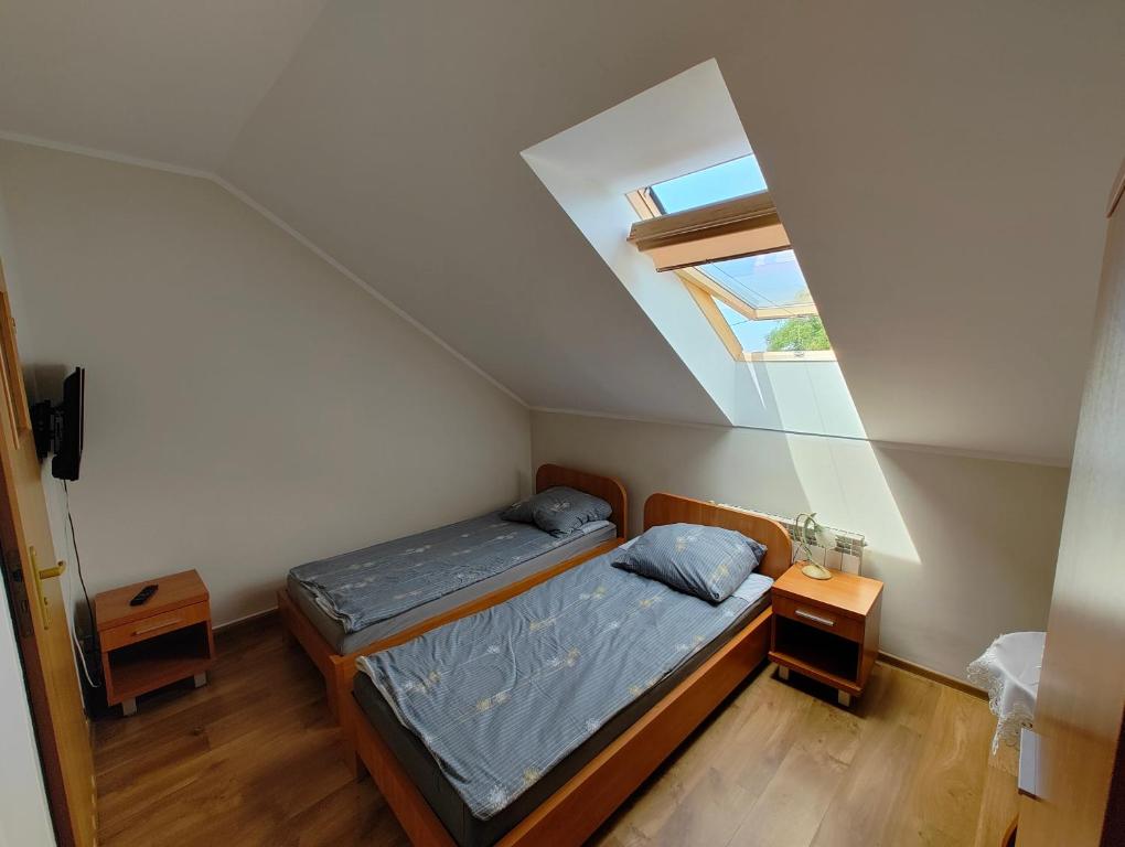 a small bedroom with a bed and a window at Agroturystyka Biedrzycki in Nowe Guty