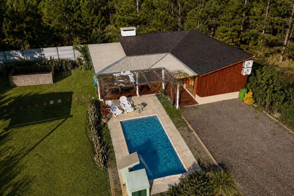 an overhead view of a house with a swimming pool at keca home Misiones, pileta, patio y Posadas a 20 minutos in Candelaria
