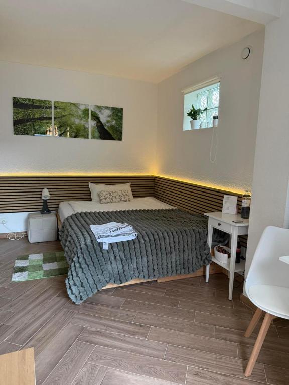 a bedroom with a bed and a desk in it at Studio Ohlendorf 3 Min zur A7 mit Parkplatz in Seevetal