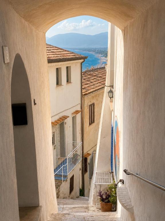 an archway leading down to an alley with buildings at Domus Valeria - Suite Boutique Centro Storico Murales Odissea in Sperlonga
