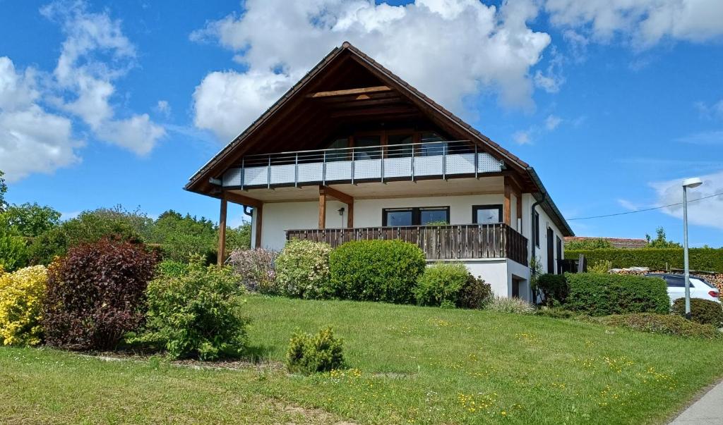 a house with a gambrel roof at Ferienwohnung Karin in Oberteuringen