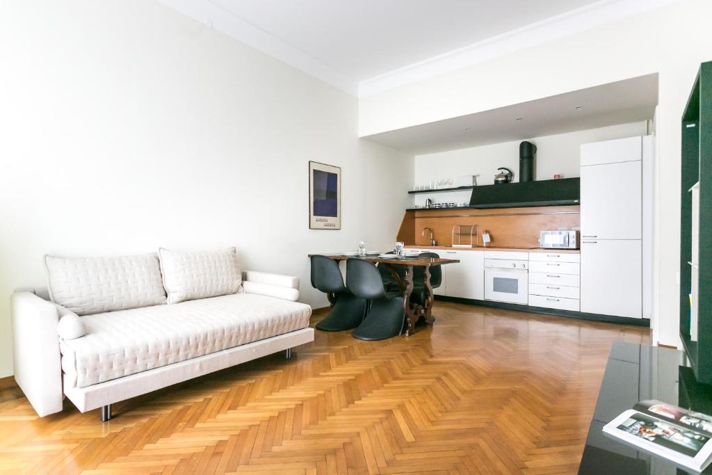 sala de estar con sofá blanco y cocina en Italianway-Da Procida, en Milán