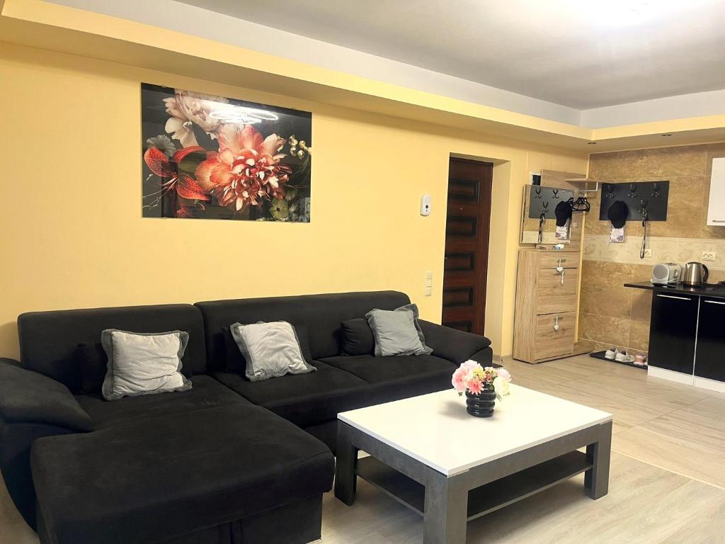 a living room with a couch and a table at Chic Peak Apartment - Kalinderu Slope & View in Buşteni