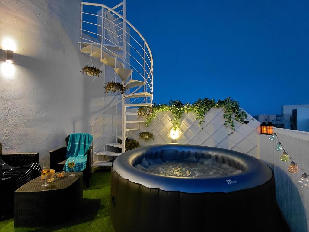 a hot tub in the middle of a room at Pergola Penthouse Xaghra in Xagħra