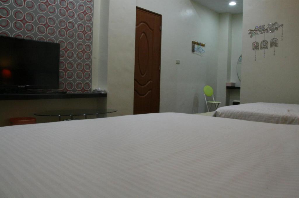 1 dormitorio con 1 cama y TV en una habitación en See Your Dreams B&B en Magong